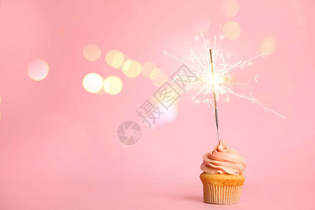 生日蛋糕有粉红背景的火图片
