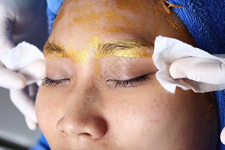 消除女脸上戴金面罩乳胶按摩的抗老化法图片