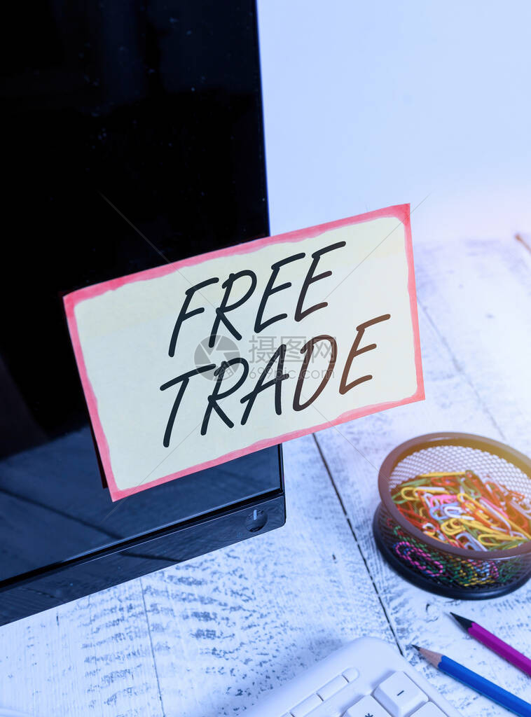 写下显示自由贸易的便条国际贸易的商业概念在没有关税的情况下顺其自然便条纸贴在键盘和固定装置附近的黑色电脑屏幕上图片