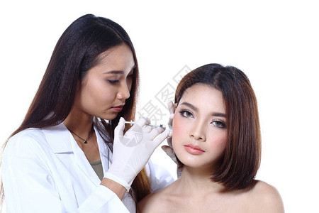 护士在整形手术前检查想要做眼睛鼻子眉毛前额脸颊下巴线的女脸图片
