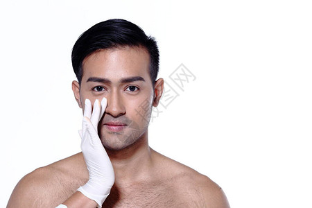 亚洲男人想在整形手术前检查眼睛鼻子眉毛前额脸颊下巴线图片