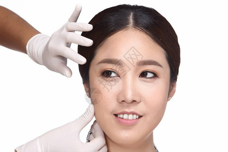 医生给亚洲女美容脸注射填充肉毒杆菌图片