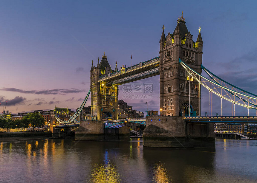 日落时伦敦塔桥在伦敦著名的塔桥的日出颜图片