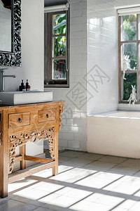 木桌上陶瓷水槽的垂直照片图片