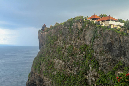 印度尼西亚巴厘岛乌鲁瓦图悬崖与凉亭和蓝色大海的景色图片