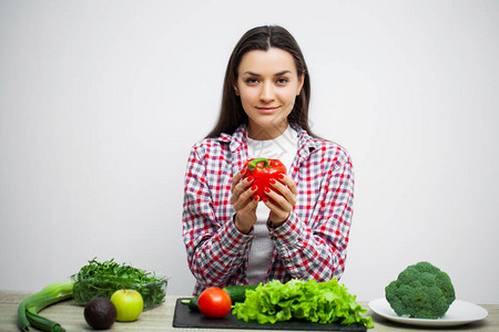白墙上有蔬菜的饮食和健康食用妇女的概念图片