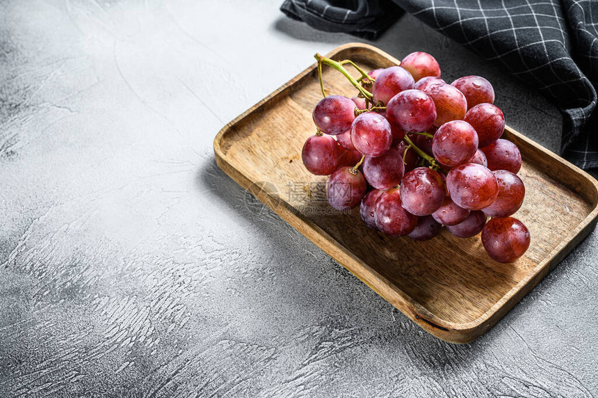 红葡萄在木碗里白色背景顶层景图片