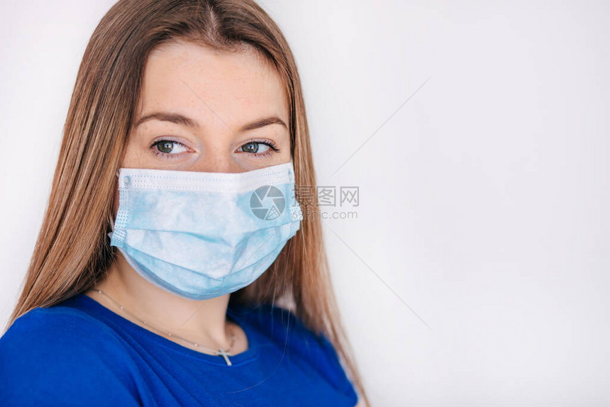 女医生戴上医用口罩图片