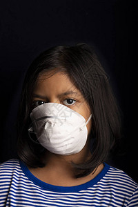 佩戴用于保护的医疗面具的小女孩图片