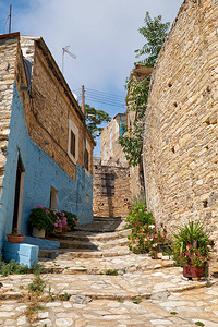 Lefkara村铺设的街道上的传统白色梯子图片