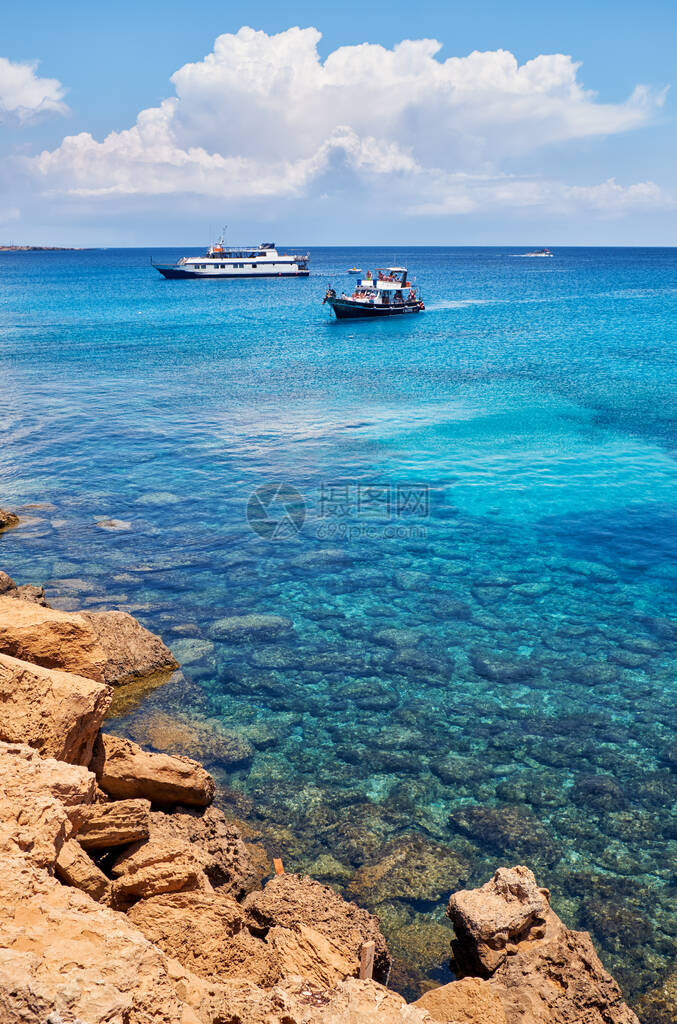 在格雷科角希腊角海岸附近蓝色环礁湖的清澈绿化水面上图片