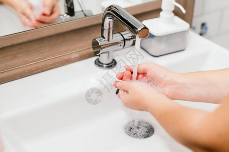 妇女用特别的抗菌肥皂奶油在浴室内部洗图片