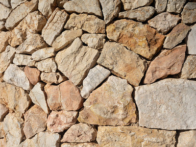 用破碎的岩石建造的堡垒的石墙石墙日光照耀图片