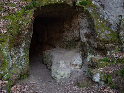 洞穴的尽头进入地下洞穴和地下墓穴穿越砂岩隧图片