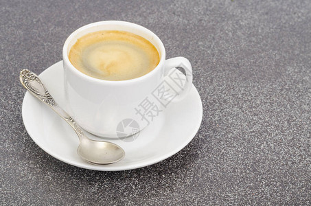 白杯咖啡灰石背景上含泡图片