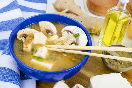 素食味噌汤配豆腐和蘑菇工作室照片图片