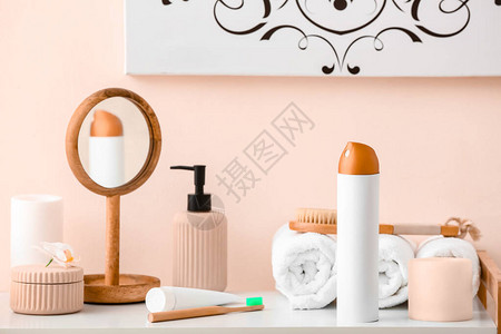 浴室桌上的一瓶空气清新剂图片
