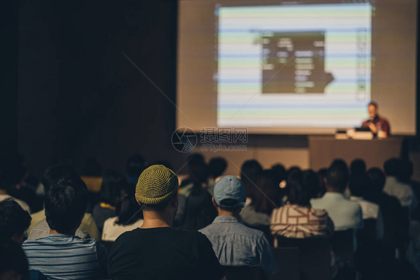 亚洲观众加入和聆听演讲者在研讨会议室或会议厅教育和研讨会助理和初创企业概念的舞台上图片