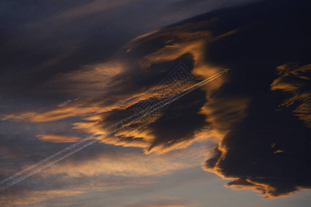 商业飞机高飞在天空中飞入黑暗的黑云图片