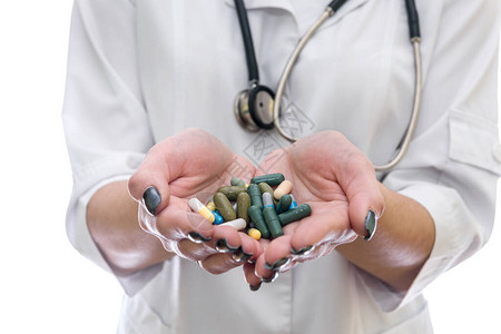 医生用药丸和听诊器的手图片