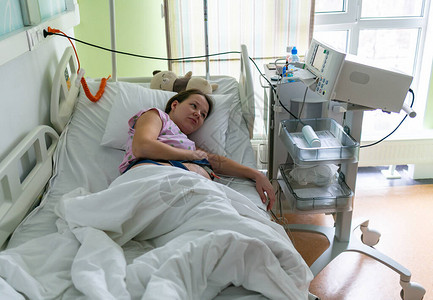 孕妇在医院分娩室感到剧烈收缩怀孕妇新生儿和婴图片
