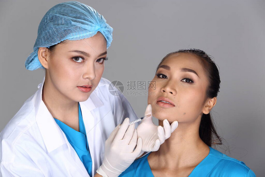 亚洲医生护士在整形手术前检查面部下巴结构图片