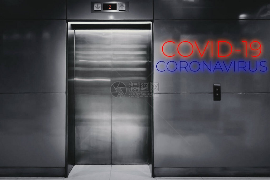 警告文字COVID19和CORONAVIRUS在电梯图片
