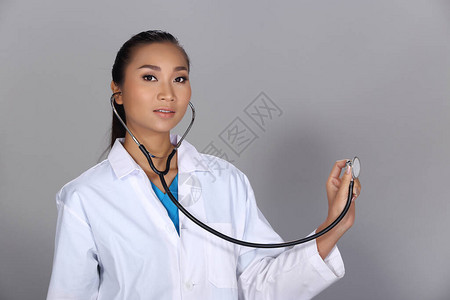 身穿白色蓝制服带听诊器的亚洲美女医生护士女图片