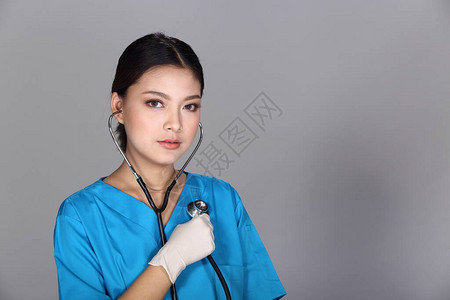 身穿蓝色制服带听诊器和橡胶手套的亚洲美女医生护士女图片