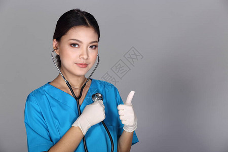 身穿蓝色制服戴着听诊器和橡胶手套的亚洲美女医生护士图片