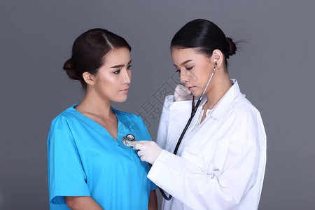 带听诊器检查的女医生制服图片