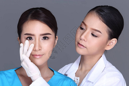 在医生整形手术前检查鼻子皮肤和脸部形状图片