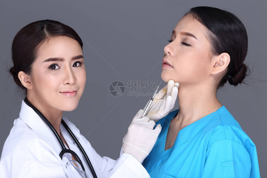在医生整形手术前对下巴注射针头进行治疗图片