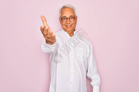 中年高龄灰发男子身着眼镜和商务衬衫图片