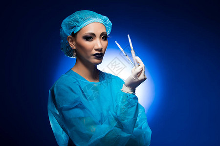 卫生西装头盔手套注射器的疯狂塑料外科医生护士图片