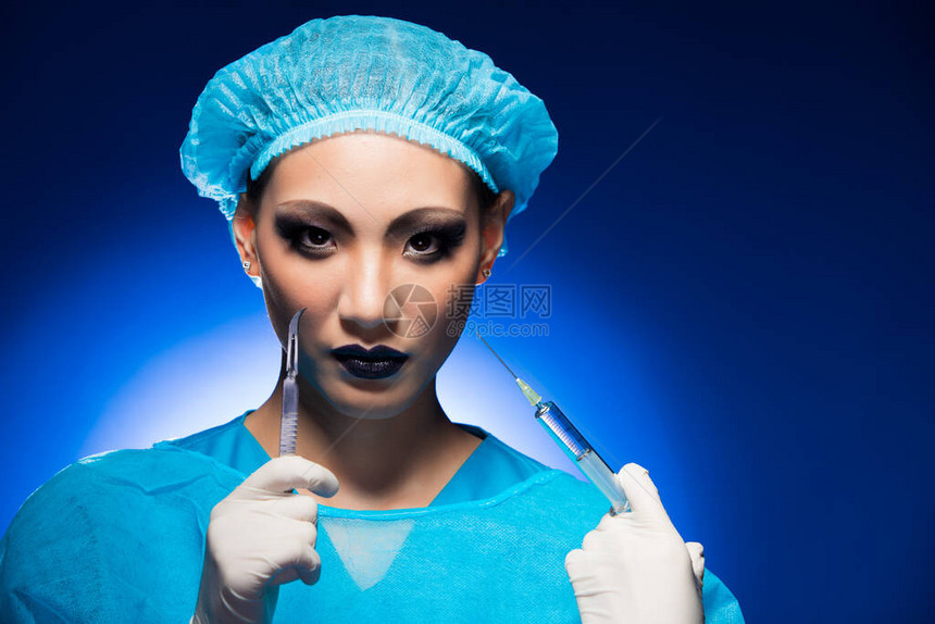 穿着卫生服帽子手套注射器和手术刀的疯狂整形外科医生护士表现得可怕图片