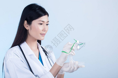 身着制服带听诊器橡胶手套氧气面罩的亚洲美女医生护士在医院里图片