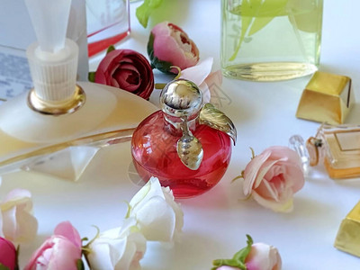 香水瓶红玻璃白金底的花图片