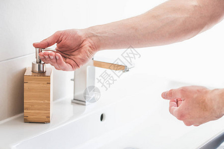 在浴室用肥皂洗手防止图片