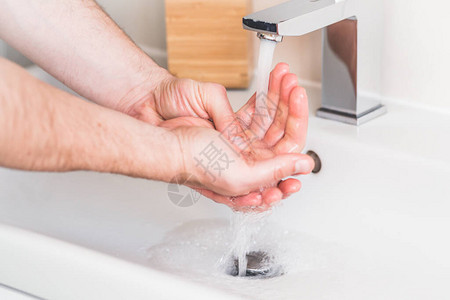 在浴室用肥皂洗手防止图片