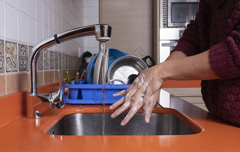 女人在厨房洗手图片