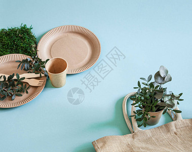生态友好时髦的可回收纸质餐具纸质食品盒板块和玉米片装饰品在潮湿的薄荷图片