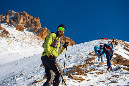 员赛跑者在高山上赛跑时微笑雪山上的跑马比赛在图片