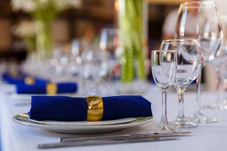 桌上的酒杯和香槟杯婚礼装饰选择焦点图片