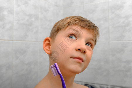 淋浴间里的孩子男孩手里图片