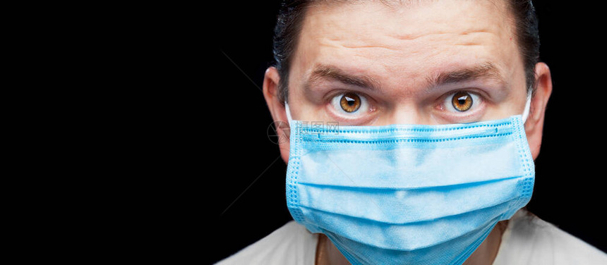 戴着蓝色医用面具的男医生肖像图片