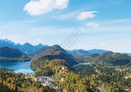 欧洲阿尔卑斯山的美丽自然阳光明媚的高山湖泊和村庄的景观旅游图片