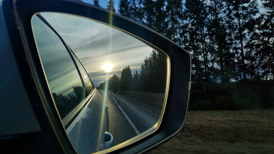 汽车镜子里对高速公路的反射胶合照片图片