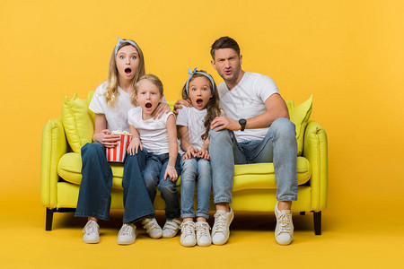 在沙发上看震撼家庭惊吓的家庭观看电影和在黄色图片