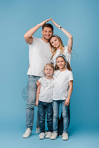 带着孩子的幸福家庭孩子在蓝色的头图片